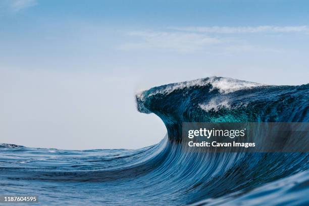 blue wave breaking in the atlantic ocean - gezeiten stock-fotos und bilder