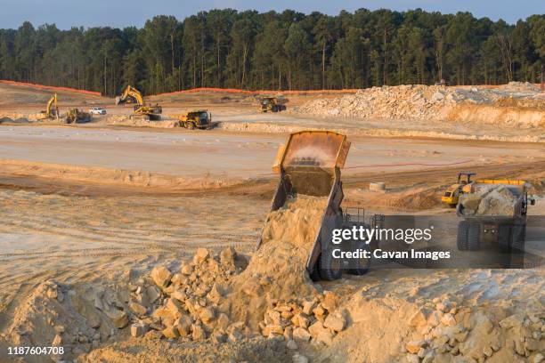 unloading dirt, construction site, stone mountain, georgia - unloading stock-fotos und bilder