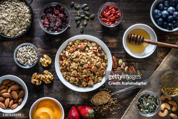 alimentação saudável: ingredientes caseiros de preparação de granola. vista superior. - granola - fotografias e filmes do acervo