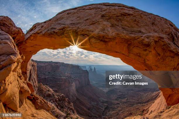sunrise at mesa arch in canyonlands national park, utah. - moab utah fotografías e imágenes de stock