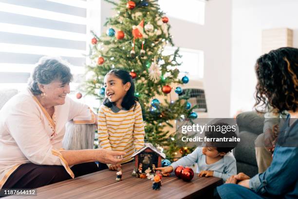bambini che preparano la natività con la nonna - natività foto e immagini stock