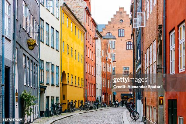 cobbled street in copenhagen old town, denmark - 丹麥 個照片及圖片檔