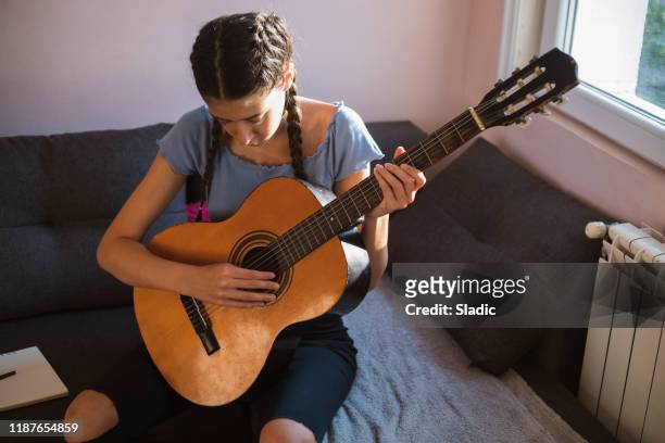 teenage mädchen musiker - songwriter stock-fotos und bilder