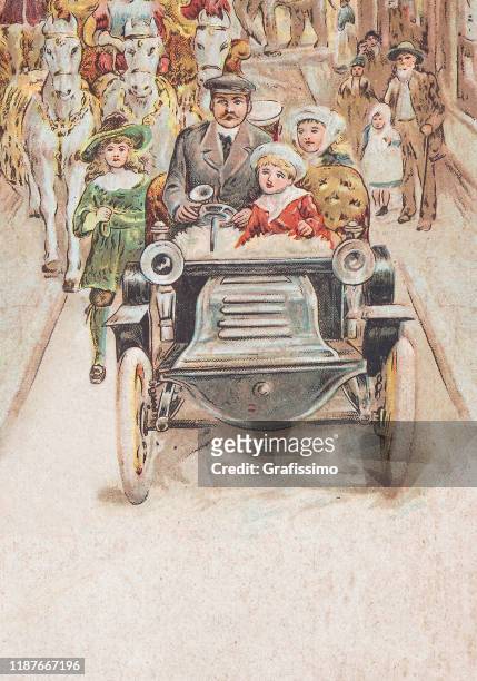illustrations, cliparts, dessins animés et icônes de père avec des enfants conduisant la voiture d'cru dans la ville 1900 - style belle époque