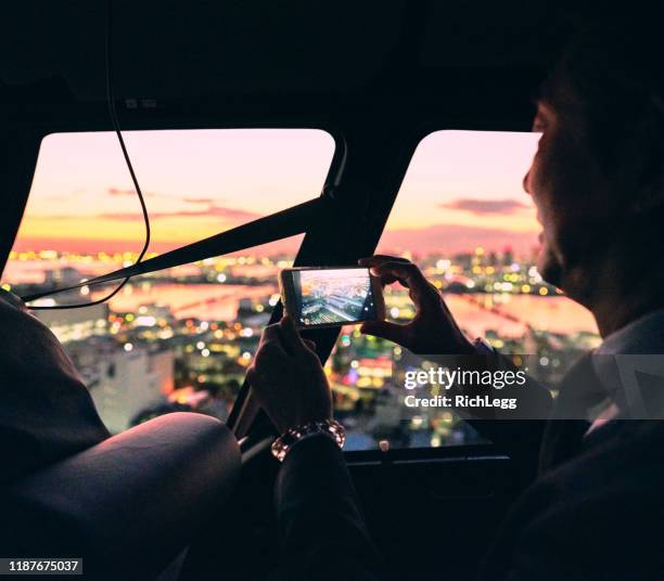tokyo la nuit d'un hélicoptère - hélicoptère ville photos et images de collection