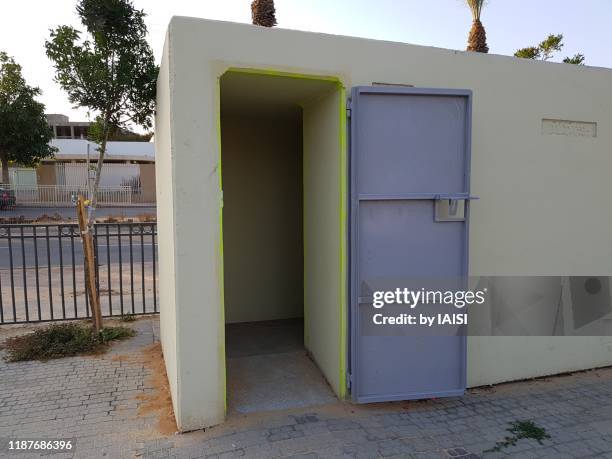in the streets of sderot, the "migunit" or defence shelter for protection of civilians against qassam rockets from gaza strip - notunterkunft stock-fotos und bilder