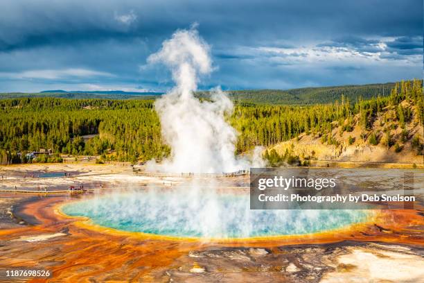 grand prismatic spring - yellowstone national park - cuenca-del-géiser-midway fotografías e imágenes de stock