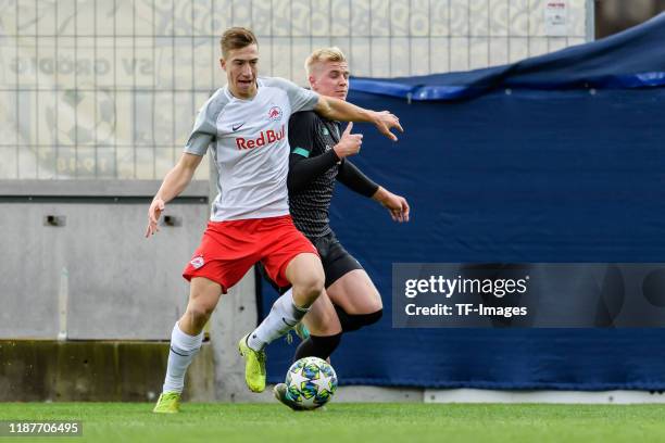 David Affengruber of RB Salzburg U19 and Luis Longstaff of FC Liverpool U19 battle for the ball during the UEFA Youth League match between RB...