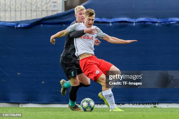 Luis Longstaff of FC Liverpool U19 and David Affengruber of RB Salzburg U19 battle for the ball during the UEFA Youth League match between RB...