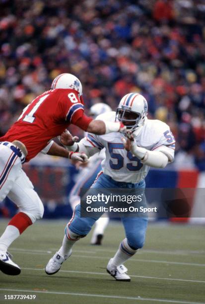 Ted Washington of the Houston Oilers fights off the block of Russ Francis of the New England Patriots during an NFL game November 12, 1978 at...