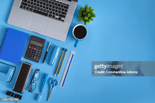 top view of laptop, notebook, coffee and office supply items - material escolar fotografías e imágenes de stock