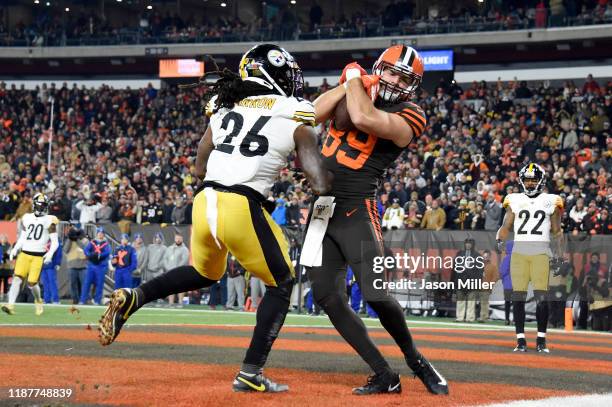 Tight end Stephen Carlson of the Cleveland Browns catches a touchdown pass against inside linebacker Mark Barron of the Pittsburgh Steelers during...