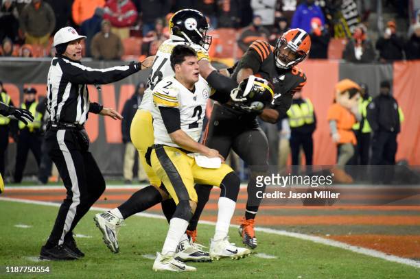 Quarterback Mason Rudolph of the Pittsburgh Steelers fights with defensive end Myles Garrett of the Cleveland Browns during the second half at...