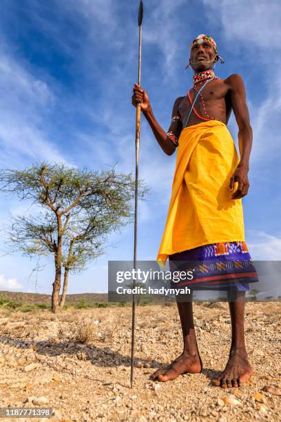 afrikaanse krijger uit samburu tribe, centraal kenia, oost-afrika - masai warrior stockfoto's en -beelden