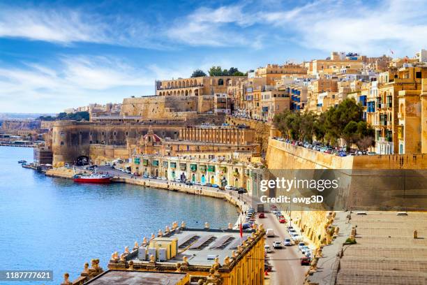 malta-mediterrane reisbestemming, oude stad van valletta - maltese islands stockfoto's en -beelden