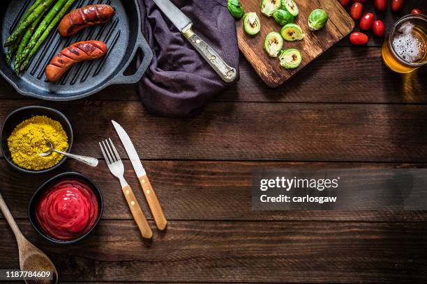 gegrillte deutsche würstchen mit curry und ketchupsauce - essen von oben holz stock-fotos und bilder