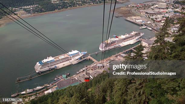 tramrit over juneau in alaska - alaska location stockfoto's en -beelden