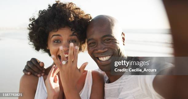 ¡nos vamos a casar! - prometido fotografías e imágenes de stock