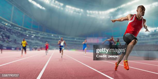 champion atlet vinner sprint tävling i inomhusbana event - löparbana bildbanksfoton och bilder