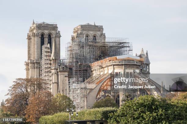 notre dame cathedral with visible structure after the fire, paris, france - notre dame foto e immagini stock