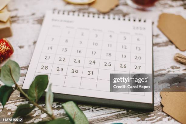 flat lay december calendar in rustic wood background - calendario español fotografías e imágenes de stock