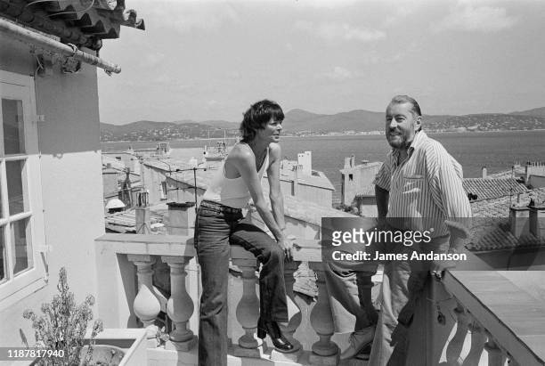 Le peintre Bernard Buffet et sa femme Annabel Buffet en vacances dans leur résidence à Saint-Tropez