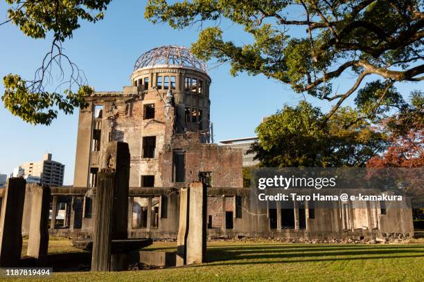 atomic bomb dome in hiroshima city of japan - japanse-overgave stockfoto's en -beelden