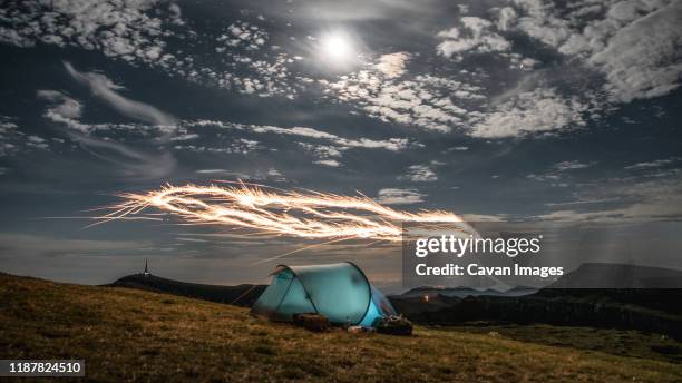 fireworks over camping tent at night on carpathian mountains - música cinematográfica fotografías e imágenes de stock