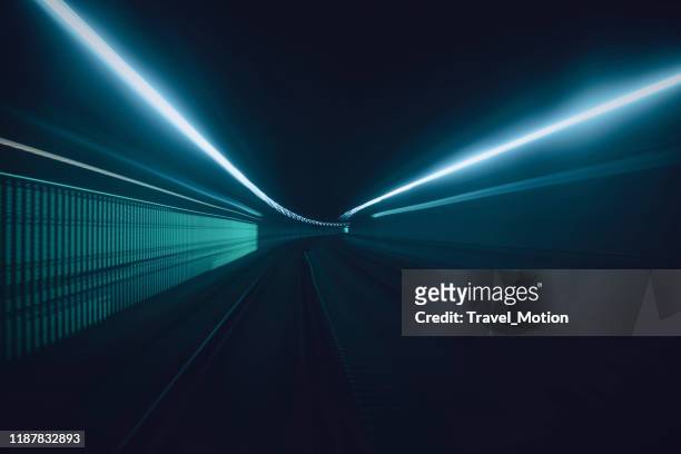 rutas de luz de movimiento de velocidad del túnel - light background fotografías e imágenes de stock