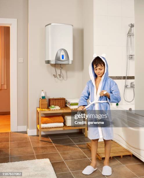 na een douche - boiler stockfoto's en -beelden