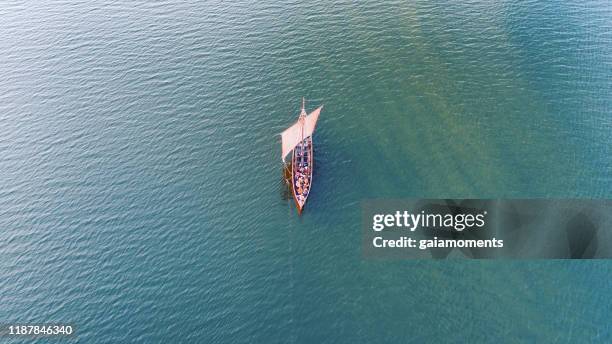 barco vikingo en el mar - vikings fotografías e imágenes de stock