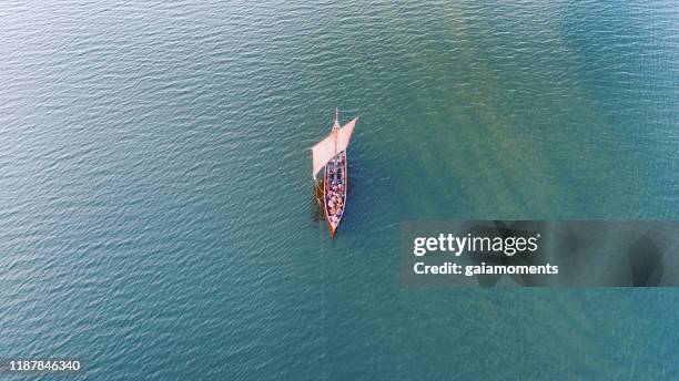 viking schip op zee - roskildefjorden stockfoto's en -beelden