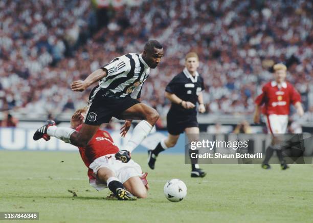 Les Ferdinand of Newcastle United evades the tackle of Phil Neville of Manchester United during their FA Charity Shield game on 11th August 1996 at...