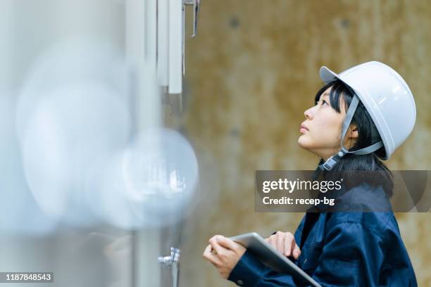 Jonge Vrouwelijke Ingenieur Werkzaam Bij Engineering Facility, Stockfoto