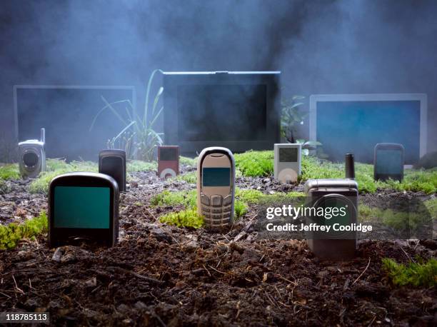 technology graveyard - tv recycling fotografías e imágenes de stock