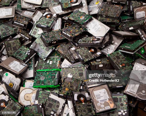 huge pile of hard drive - electronic recycling - festplatte stock-fotos und bilder