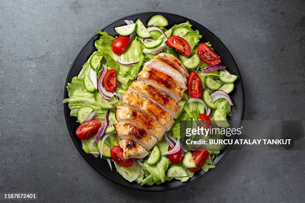 mediterranean grilled chicken salad - mediterranean food ストックフォトと画像