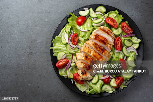 mediterranean grilled chicken salad - dieta baja en carbohidratos fotografías e imágenes de stock