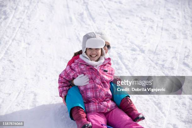 extatisch meisje glijden op sneeuw met een vriend - downhill stockfoto's en -beelden