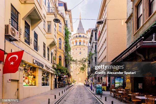 street in istanbul with galata tower in the center, turkey - beyoglu foto e immagini stock