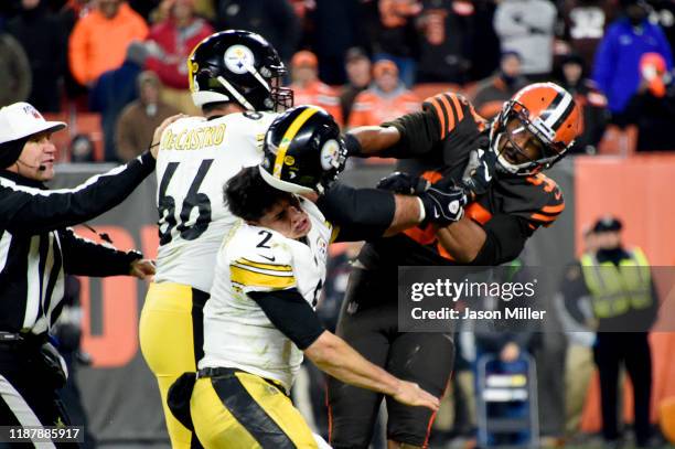 Quarterback Mason Rudolph of the Pittsburgh Steelers fights with defensive end Myles Garrett of the Cleveland Browns during the second half at...