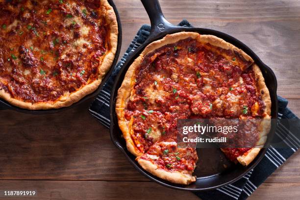 deep dish pizza - american pizza stock-fotos und bilder