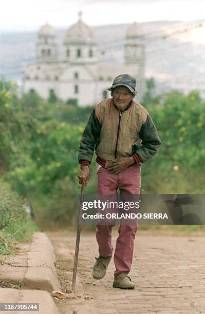 Justo Pastor Salgado walks with difficulty, 03 December 2000, to the voting center in Suyapa, in Tegucigalpa, Honduras. Justo Pastor Salgado, de 85...