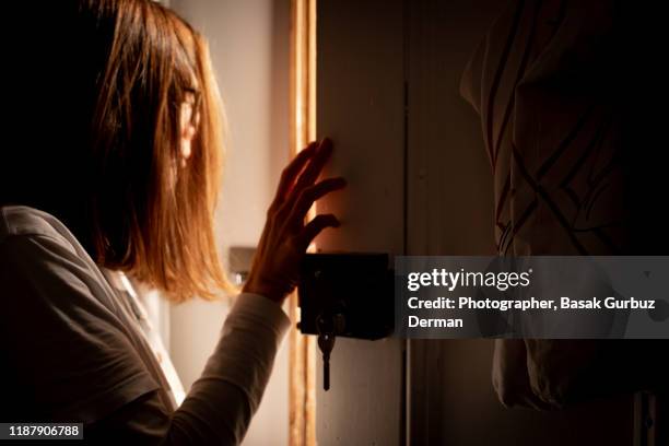 someone rings doorbell in the middle of the night and a woman opens the door - knocking photos et images de collection