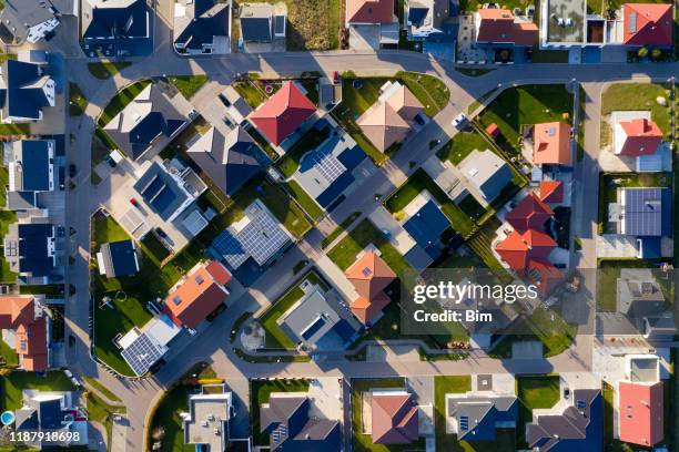 nieuwbouw woning van bovenaf - garden from above stockfoto's en -beelden