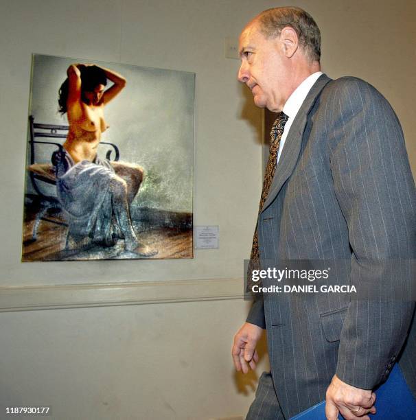 The Argentinian minister of the economy, Roberto Lavagna, leaves, 25 September 2002 the conference room of the Casa de Gobierno, Buenos Aires, where...