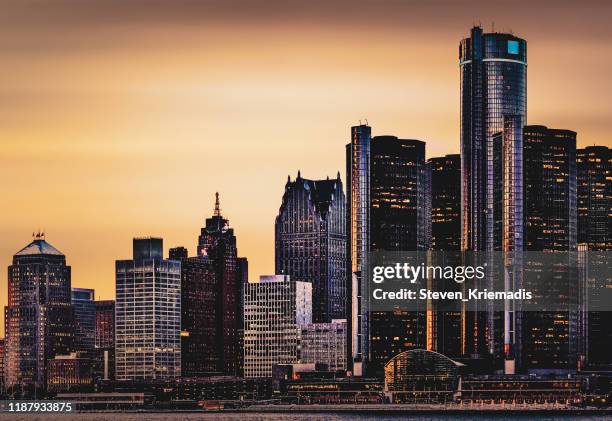 detroit, michigan-skyline bij schemering - detroit river stockfoto's en -beelden