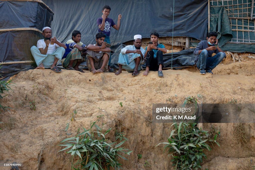 Rohingya refugee people sitting and watching live...