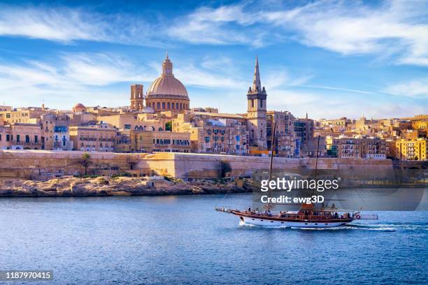 malta - mittelmeer-reiseziel, marsamxett harbour und valletta mit kathedrale saint paul - wahrzeichen stock-fotos und bilder