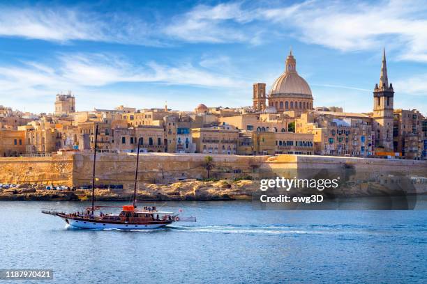 malta-middellandse zee reisbestemming, marsamxett haven en valletta met kathedraal van sint-paulus - maltese islands stockfoto's en -beelden